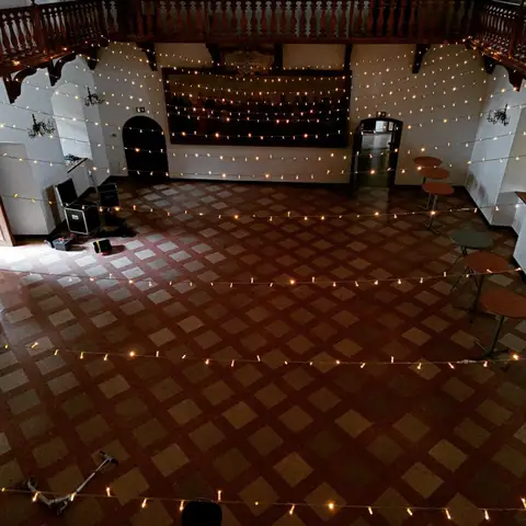 Girlandy świetlne na dziedzińcu Zamku w Niepołomicach - zdjęcie 1