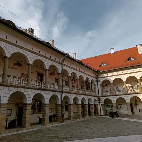 Girlandy świetlne na dziedzińcu Zamku w Niepołomicach - zdjęcie 2